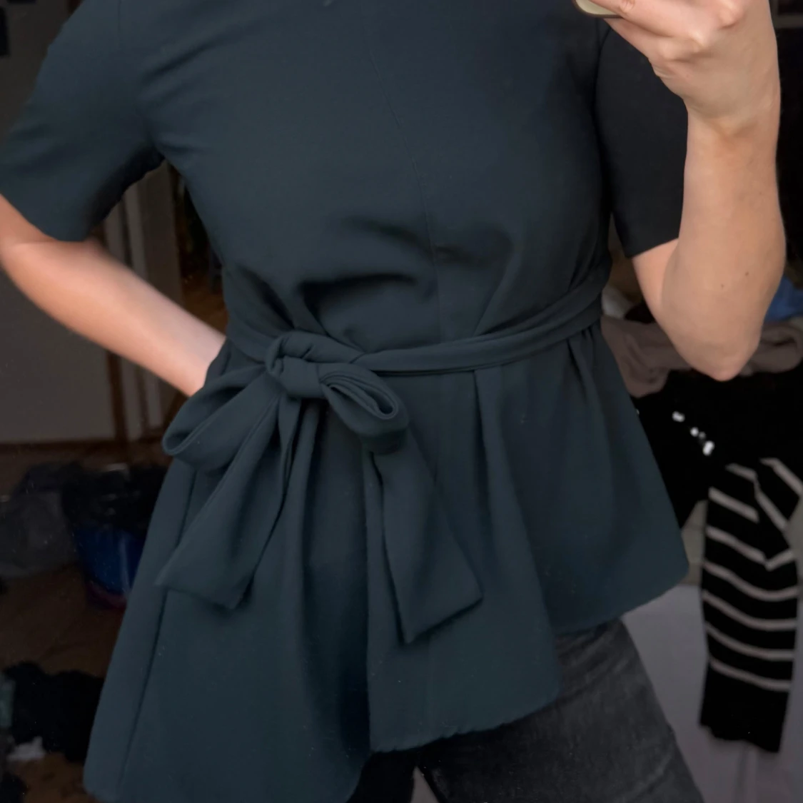 Mörkgrön blus med knytdetalj