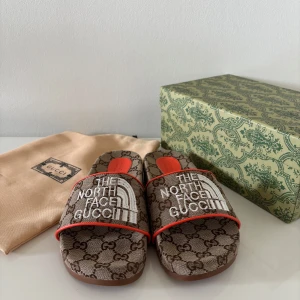 Helt nya GG/TNF tofflor - Helt nya GG/TNF tofflor med låda, OBS att kepsen inte ingår, kan köpas seperat eller tillsammans med tofflor vid ett högre pris. Vid fler bilder eller frågor tveka inte skicka ett DM.