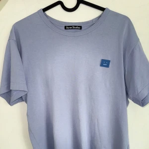 T-shirt Acne Studios - Sjukt snygg T-shirt från Acne Studios, perfekt nu till sommaren🍾☀️Tröjan är i storlek XS men passar även till S. Köptes på NK för ca 2000💸