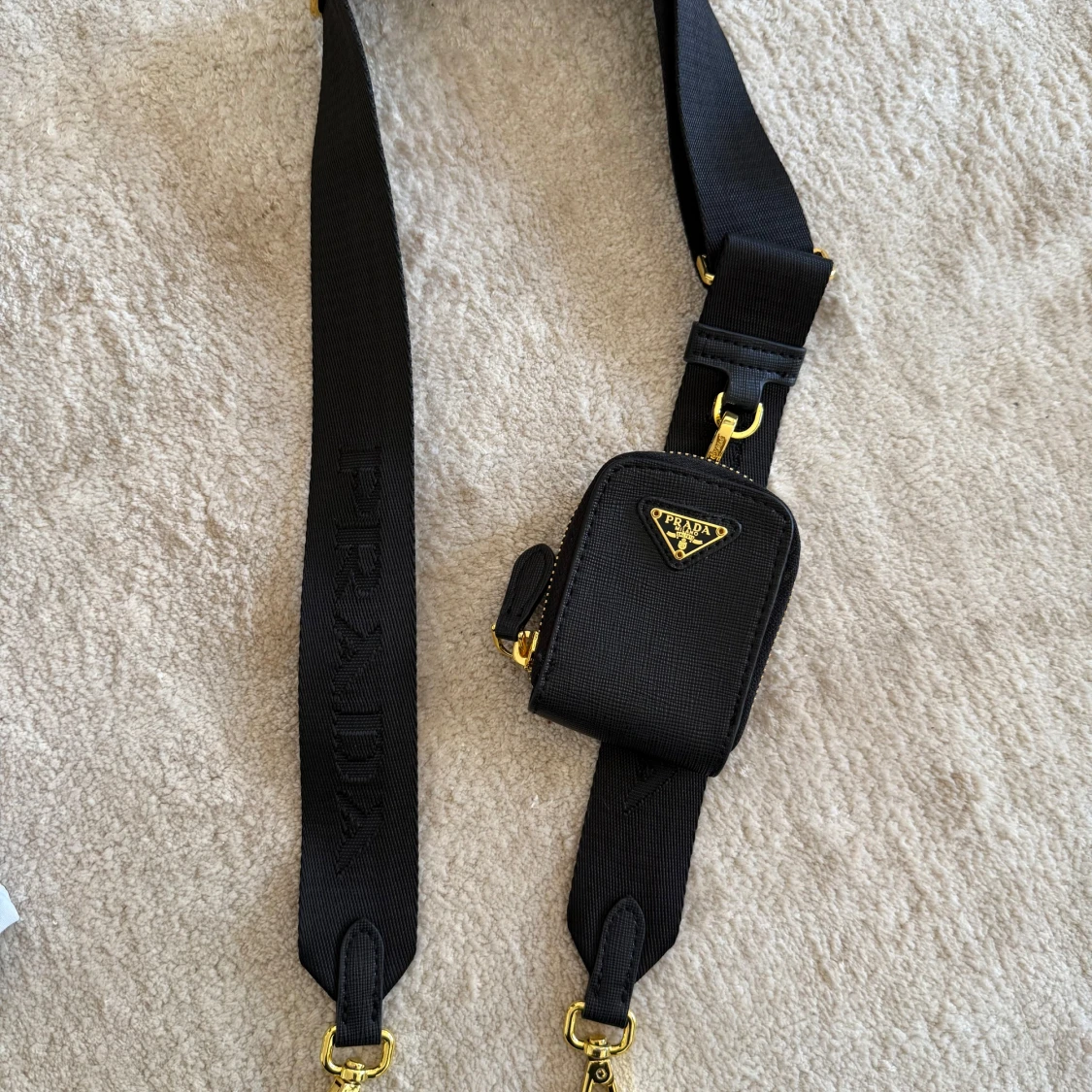 Svart axelväska från Pr*da med gulddetaljer - 4