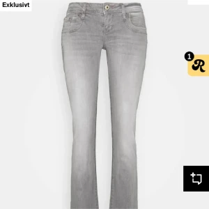 Grå bootcut jeans - Snygga grå jeans med bootcut passform och klassisk femficksdesign. Jeansen har normalhög midja och subtila slitningar för en trendig look. Perfekta till både sneakers och boots.