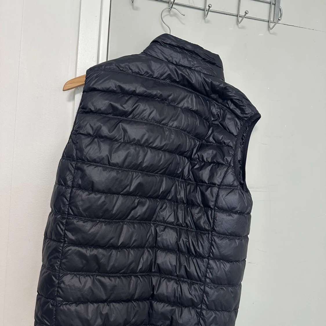 Svart dunväst från EA - 1