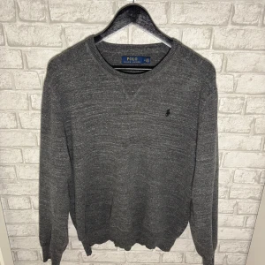 Ralph Lauren tröja - Grå rundhalsad tröja från Ralph Lauren i mycket bra skick. Stilren modell med broderad logga och skön passform i storlek M. Perfekt både till vardags och lite mer uppklätt. Hör av dig vid intresse 🙌