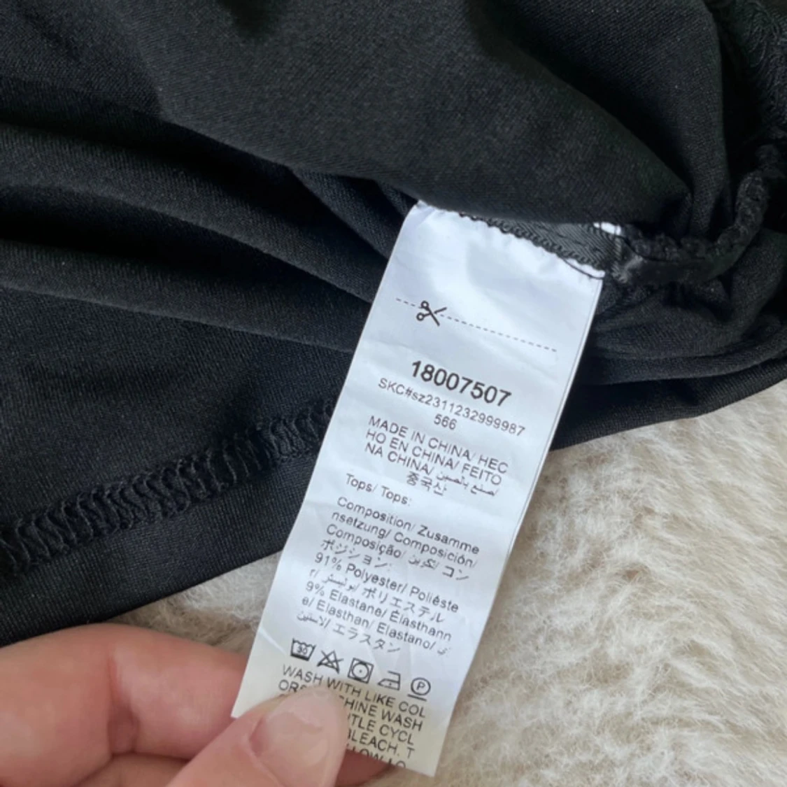 Svart topp med fyrkantig ringning från SHEIN - 4