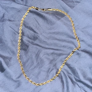 Guldpläterad kedja  - Säljer en snygg guldpläterad kedja. Perfekt för att ge din outfit lite extra glans. Lås i metall och klassisk design.