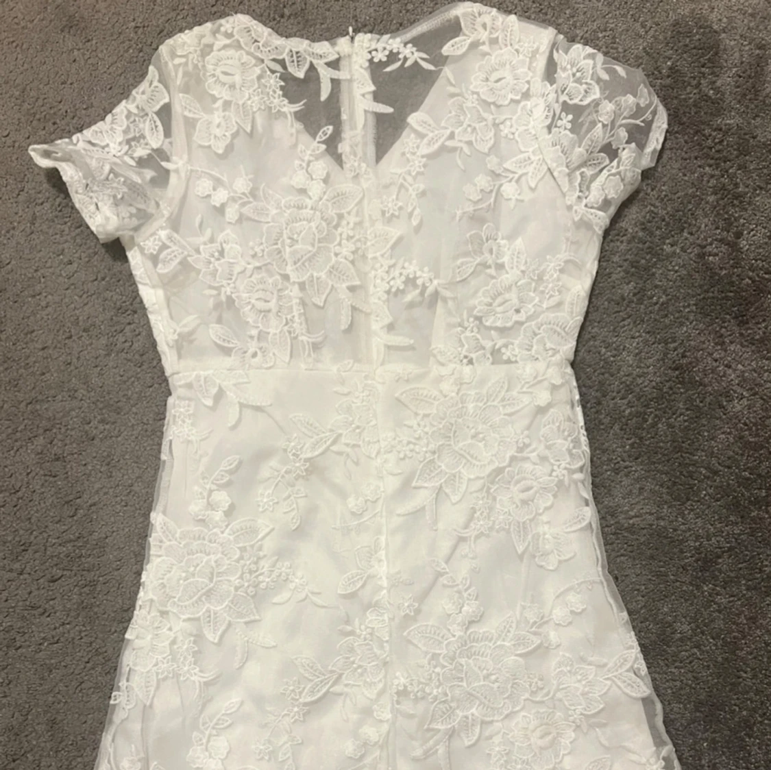 Vit klänning med blommigt mönster - 1