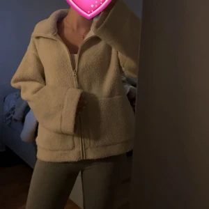 Beige teddyjacka hm - Mysig  teddyjacka från hm🩷