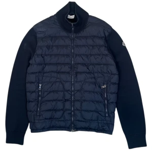 Moncler cardigan  - Moncler cardigan. Storlek Xl. Färg svart. Skick 9/10. Pris 3990kr. Finns att köpa nu på Fashionels.com 