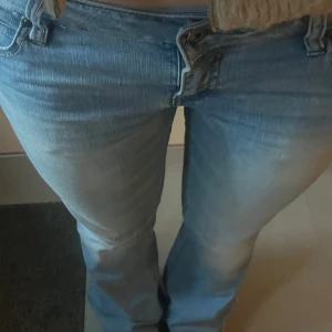 Low waist jeans  - Fina jeans, bra skick, waist 31 L 34 men skulle säga att den är en 38 i storlek.. 
