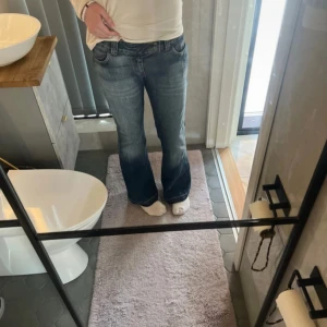 Vintage jeans från Only - Säljer nu ett par Only jeans i super bra skick. Priset kan diskuteras, har även möjlighet att mötas upp i Stockholm city om man vill slippa betala frakt.                                         Innerbenslängd: 77cm.                                                                   Midjemått rakt över:41cm       