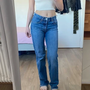 Snygga Zara jeans - Midrise & raka jeans från Zara i mycket bra skick💓 Innerbenslängden är 82 cm. Jag är 1.64 cm lång✨