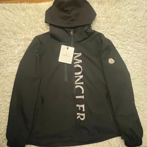 Svart vindjacka från Moncler  - Pris kan diskuteras vid en snabb affär! Säljer en svart vindjacka från moncler i utmärkt skick, storleken är xl men den passar som l. Säljer då den inte passar längre.