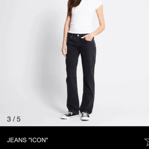 Svarta jeans 'ICON' från 157 - Säljer ett par svarta jeans från 157, modell 'ICON'. Jeansen har klassisk femficksdesign och raka ben med något utsvängd bootcut-stil.
