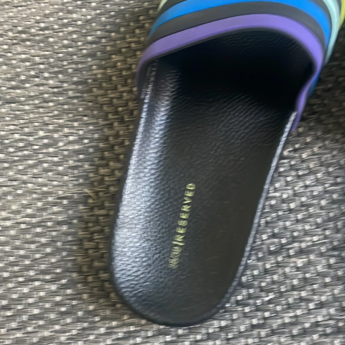 Svarta sandaler med färgglada ränder från Reserved - 1