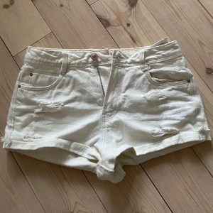 Vita jeansshorts - Säljer ett jättegulligt par vita jeansshorts från Zara. De är köpta secondhand och sitter lågmidjade om man brukar ha storlek 32/34. Perfekta för sommaren och lätta att matcha med allt! ☀️💕