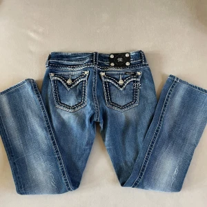 Blå miss me bootcut jeans - Blå Miss Me Bootcut Jeans - Perfekta Vingar för Din Stil!  Midjemått från höftsöm till höftsöm: Cirka 38cm. Letar du efter jeans som sticker ut och ger dig en unik look? Då är dessa Miss Me bootcut jeans något för dig! Med sina snygga detaljer och bekväma passform.  Skick: Använda ett fåtal gånger, i jättebra skick!  📏 Storlek: W28. Kontakta mig om du är intresserad eller har frågor!😊