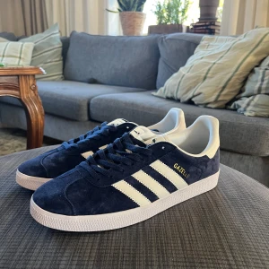 Adidas Gazelle - Storlek 43 1/3. Helt nya Adidas Gazelle sneakers från stockx. Köpte av misstag för stora och missade att lämna tillbaka inom 14 dagar. Köpta för 1300. Verifikations tagg finns