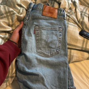 Levi's jeansshorts i ljusblå denim - Klassiska jeansshorts från Levi's i ljusblå denim med fem fickor och knappgylf. Shortsen har normal passform och är perfekta för varma dagar. Ikonisk läderpatch baktill och röda Levi's-tag på bakfickan.