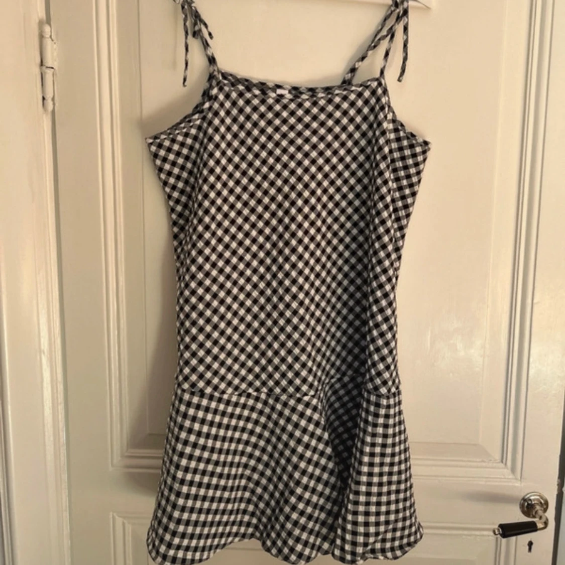 Svartvit rutig klänning med volang