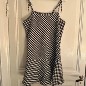 Svartvit rutig klänning med volang - Super söt sommarklänning köp gärna via köp nu. Pris kan diskuteras vid snabb affär💞