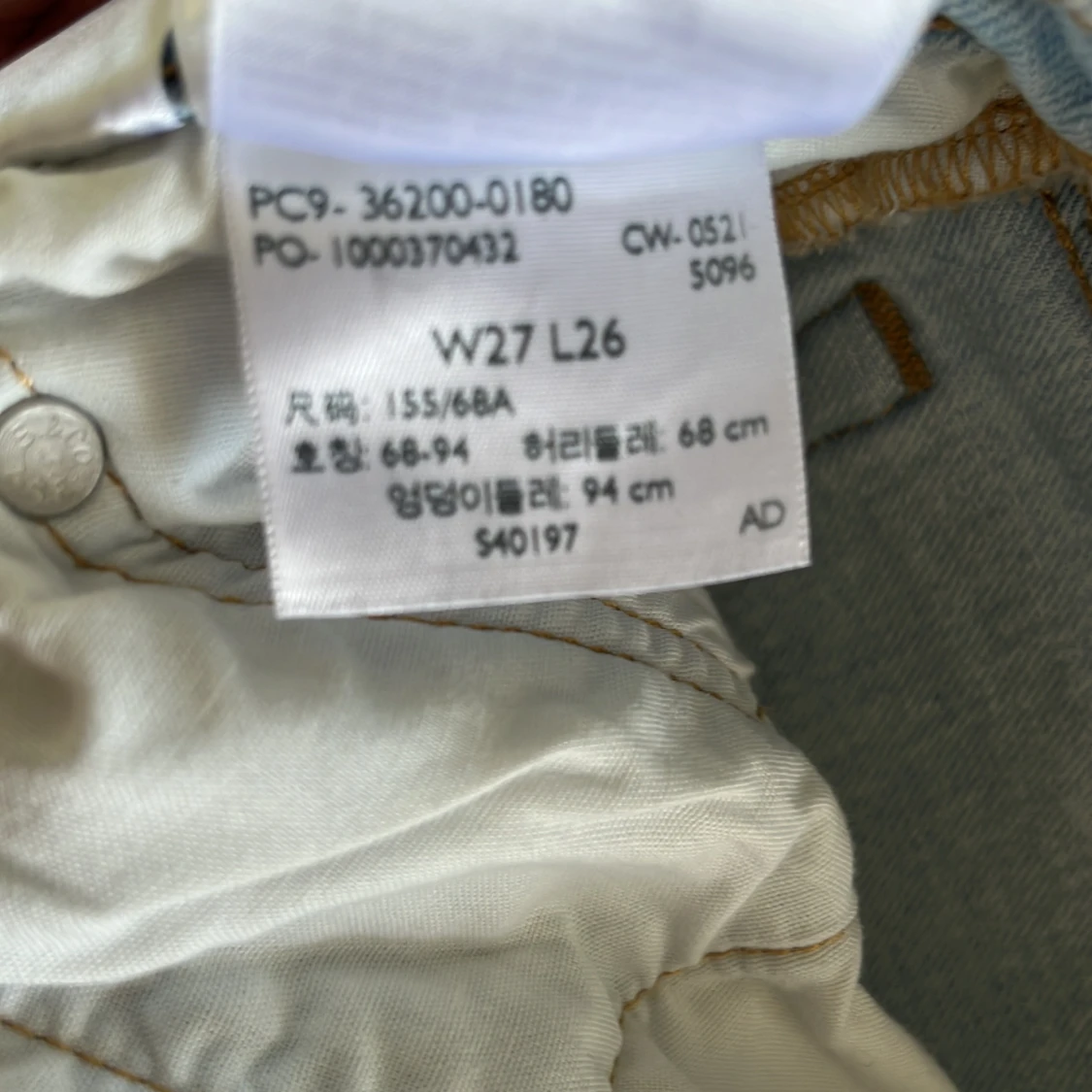 Ljusblå Levi's 501 jeans med råa benslut - 4