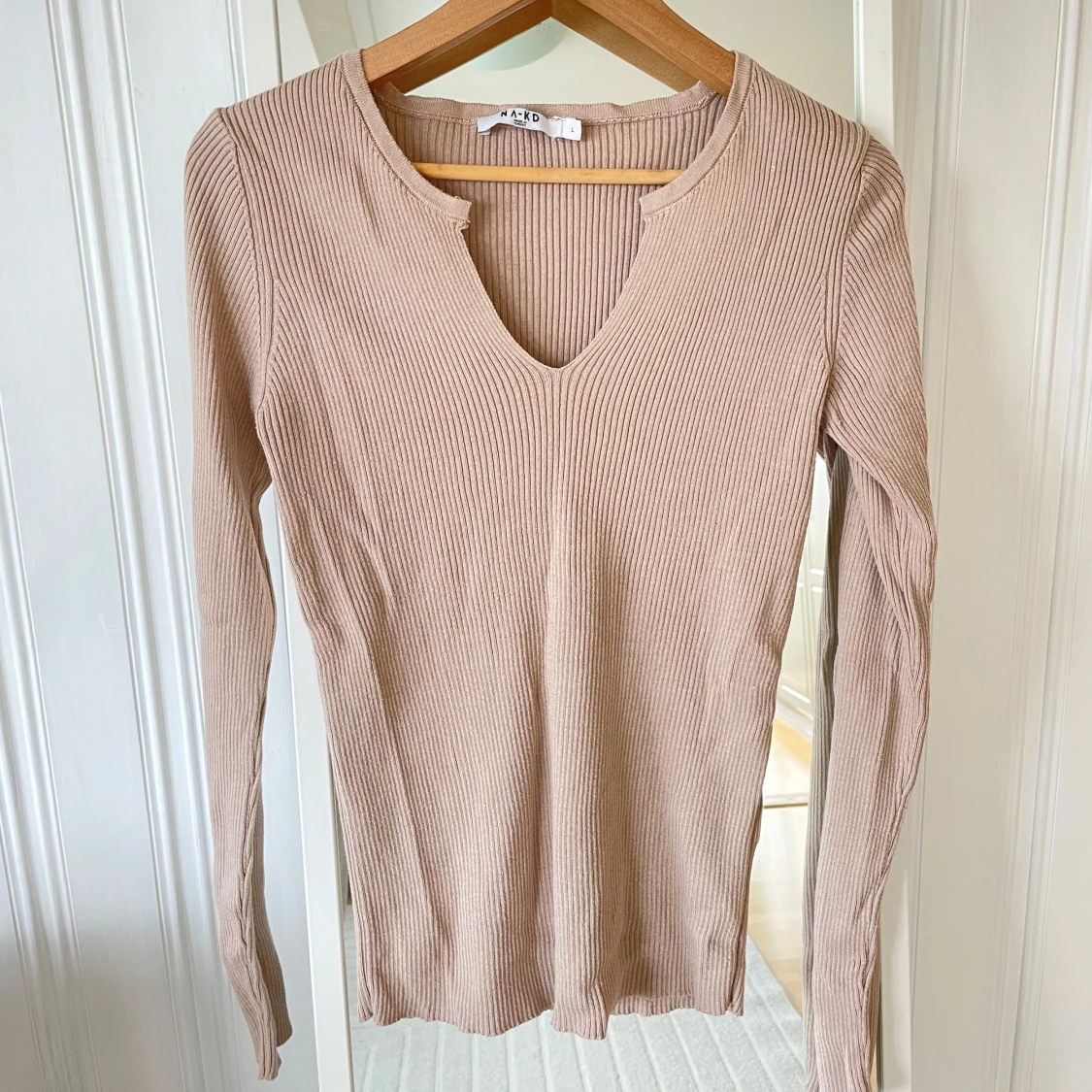 Beige ribbad långärmad topp