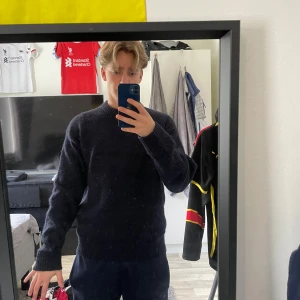 Mörkblå stickad tröja  - Säljer en mörkblå bomullströja från Jack & Jones. Perfekt för kyligare dagar och passar till det mesta. Stor i armarna och skulle säga att den passar bättre för M än S som den är i