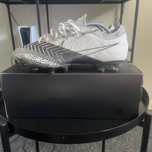 Fotbollsskor  - Nike elite, orginal snörena följer med istället för dom som sitter på, sällsynta