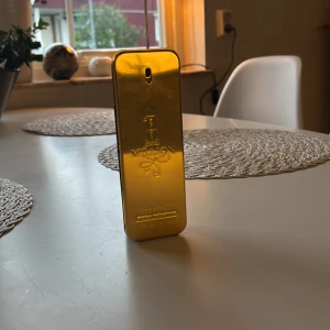 1 Million Eau de Toilette från Paco Rabanne - Säljer en 1 Million Eau de Toilette från Paco Rabanne. Flaskan är rektangulär med en lyxig guldfärgad framsida och svart baksida. Kommer med originalkartong. Doften är ikonisk och passar dig som gillar exklusiva parfymer. Det är ungefär 90% kvar.