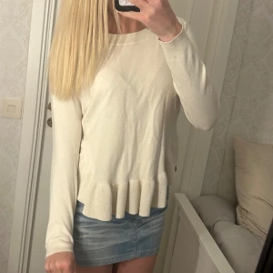 Volangtröja - Jätte söt långärmad tröja! Perfekt året om🤍🤍 står att den är i M men skulle mer säga Xs!