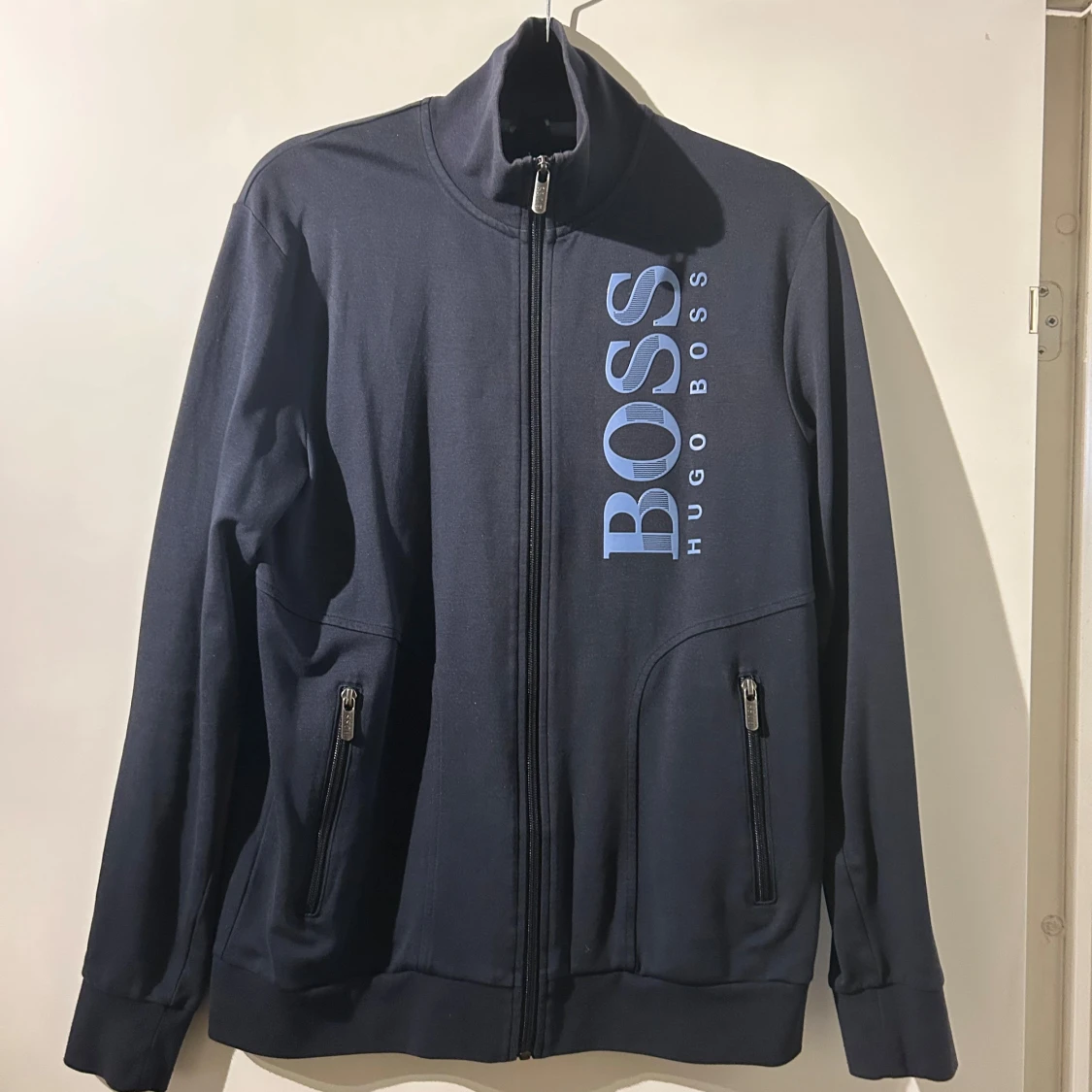 Mörkblå zip  från Hugo Boss