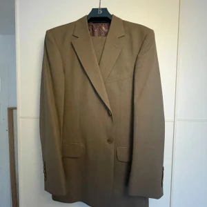 Kostym/ kavaj  - Jätte fin knappt andvänd kostym från paul smith london the willoughby! brun/ grå färg med jättevacker lilla kart mönster på insidn. Med många bra fickor och matchande byxor till! skriv vid mått eller fler bilder!