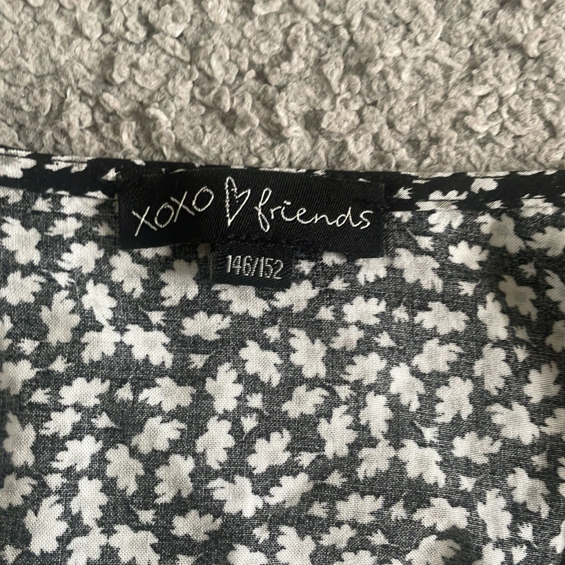 Svartvit blommig klänning från XOXO Friends - 3