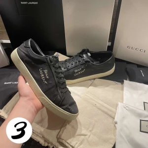 Saint Laurent - Säljer nu dessa saint Laurent 06👍Skick: 10/10👍✅ Nyskick! Nypris: 6000kr‼️❌ Vårt pris: 2999kr👌✅, Ingår: Allt OG🤯Skoran är inprincip nya och är ej använda efter bilderna är tagna. Skriv vid frågor och funderingar🙌/3Wardrobe📌