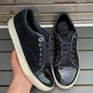 Lanvin - Säljer dessa snygga lanvins i marinblå! Uk6 vilket motsvarar 40-41! Bra skick. Skick 8,5+/10! Defekter? Ena cap toe har en skada . Hör av dig vid minsta lilla fundering😁