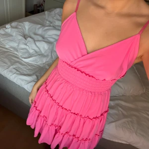 Volang klänning  - Så fkn neon rosa volang klänning som är perfekt till sommaren 