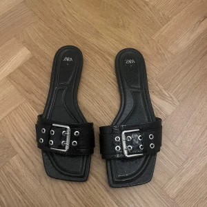 Sandaler - Svarta sandaler från zara