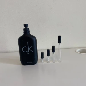 CK be  - En riktigt träig och tuff doft nu till våren 😁 1ml: 10kr 2ml: 17kr 3ml: 22kr 5ml: 31kr 10ml: 39kr 🪵 