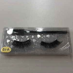 Svarta lösögonfransar med borste - ❗️SKRIV TILL MIG VID KÖP ❗️Säljer ett par dramatiska svarta lösögonfransar i plastförpackning med silverglittrig bakgrund och hjärtmönster. Medföljer en svart borste. Använda nån gång.