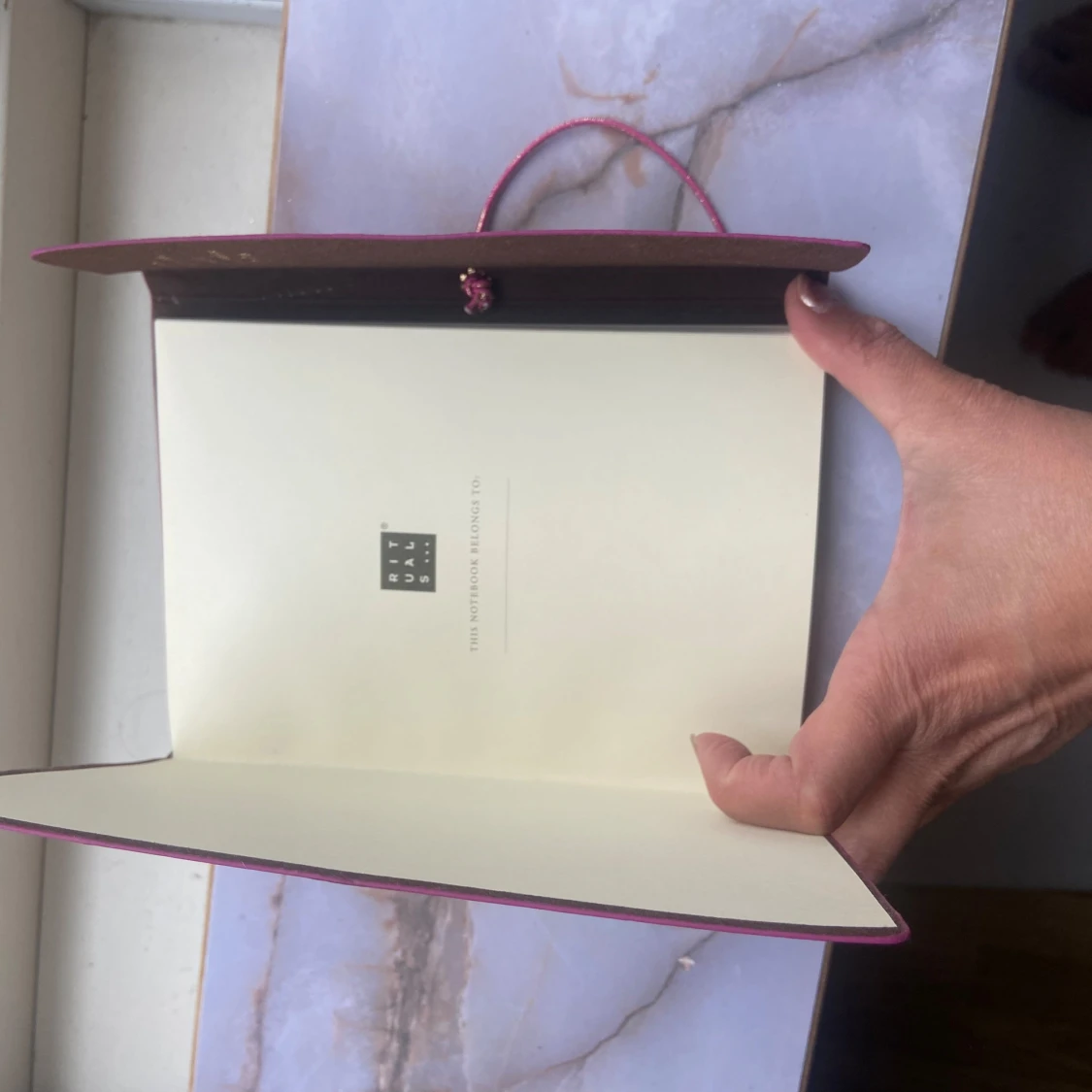 Rosa anteckningsbok med guldmönster - 2