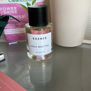 ESSNCE Coco 'Bout You  - Perfekt sommar parfym med noter av bland annat ananas&kokos, endast testsprejad, luktar gott och somrigt men tyvärr ingen doft för mig därav säljer jag💕