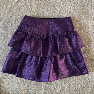 Kjol från Zara - Säljer en oanvänd kjol från zara med inbyggda shorts och dragkedja på sidan. Hör av dig innan köp!