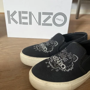 Kenzo Paris skor - Säljer dessa skor från Kezo i storlek 37. Kommer ej till användning. Mycket bra skick, pris går att diskutera💗😊
