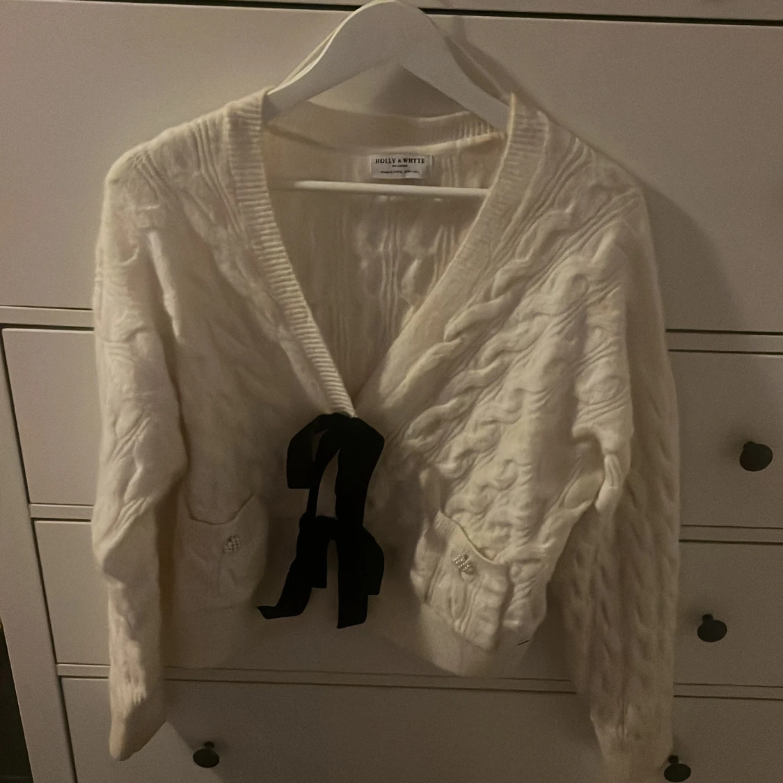 Vit stickad kofta från Holly & White