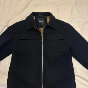 Jack and Jones ulljacka - Säljer mina höst/vår ulljacka från Jack and Jones Mycket bra skick och väldigt varm. Storlek M. Nypris är 1500.