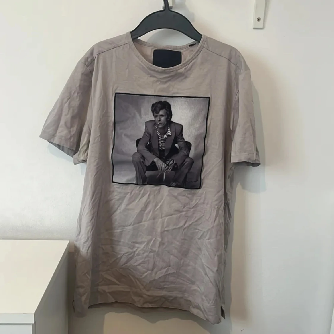 Beige t-shirt med fotoprint från Limitato