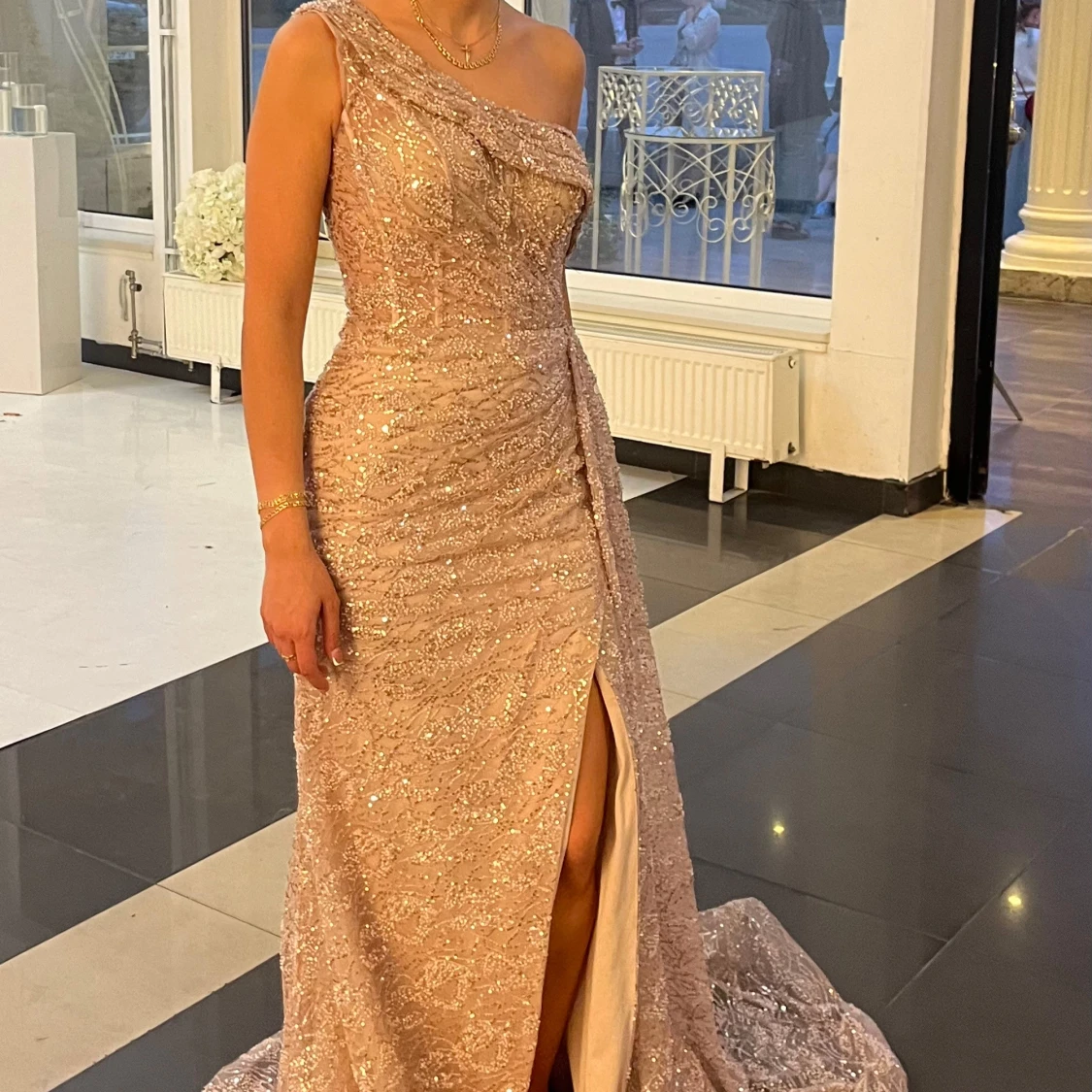 Champagnefärgad glittrig långklänning med slits