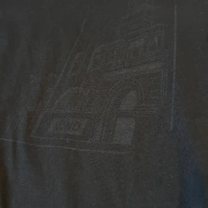 Weekday ”Storemade” Lund - Säljer en svart t-shirt från Weekday ”Storemade” med Lund tryck.