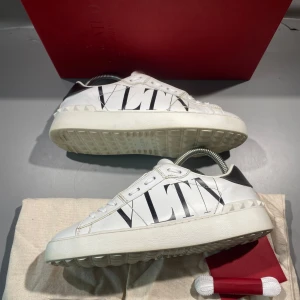 Valentino skor - Hej! Säljer nu mina skor från märket Valentino, storlek 37 bra skick, givetvis äkta. Tveka inte på att höra av dig om du har frågor eller funderingar kring skorna! 