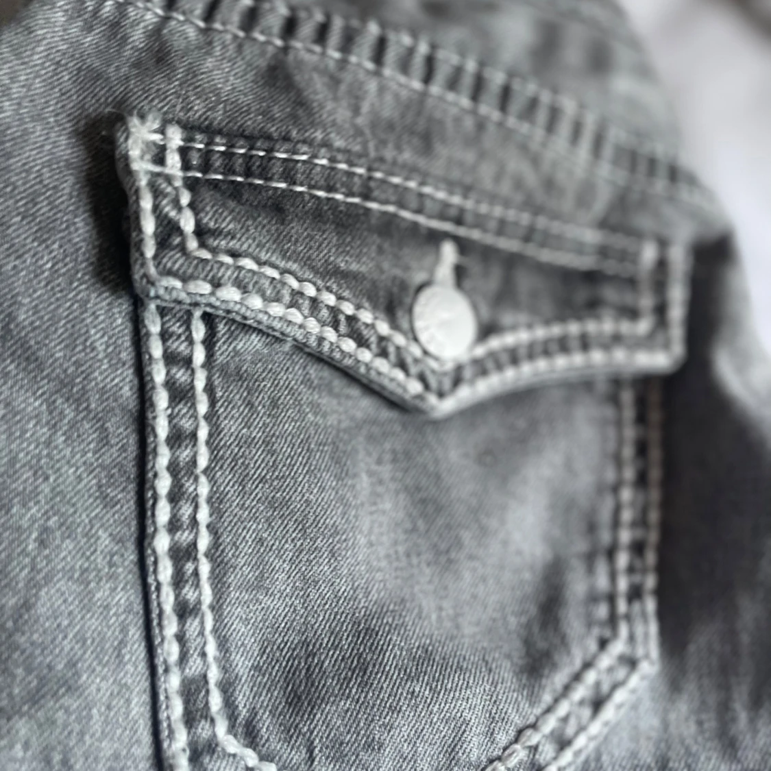 Grå jeans från Lindex - 1